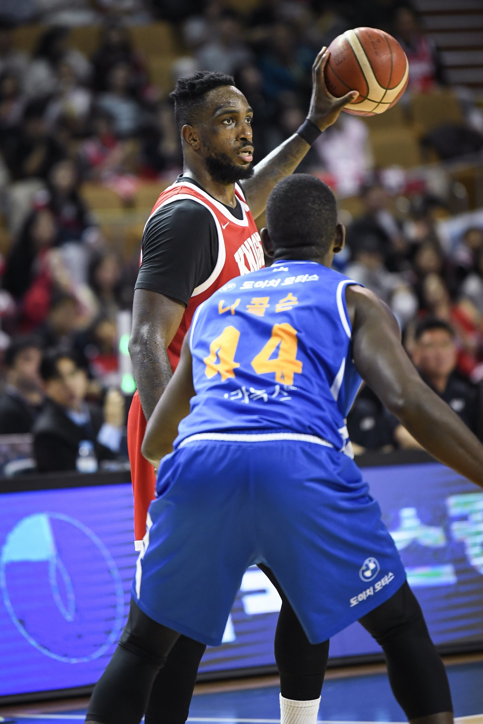 SK 자밀 워니(왼쪽)는 자신의 공격 비중을 줄이고, 동료를 살리는 농구를 하려고 한다. 사진제공|KBL