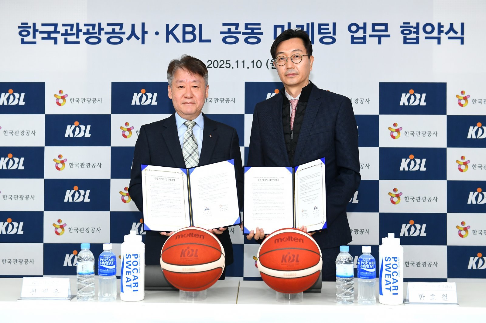 한국관광공사-KBL 업무협약 체결 모습. KBL 신해용 사무총장(왼쪽)과 반호철 테마관광팀장