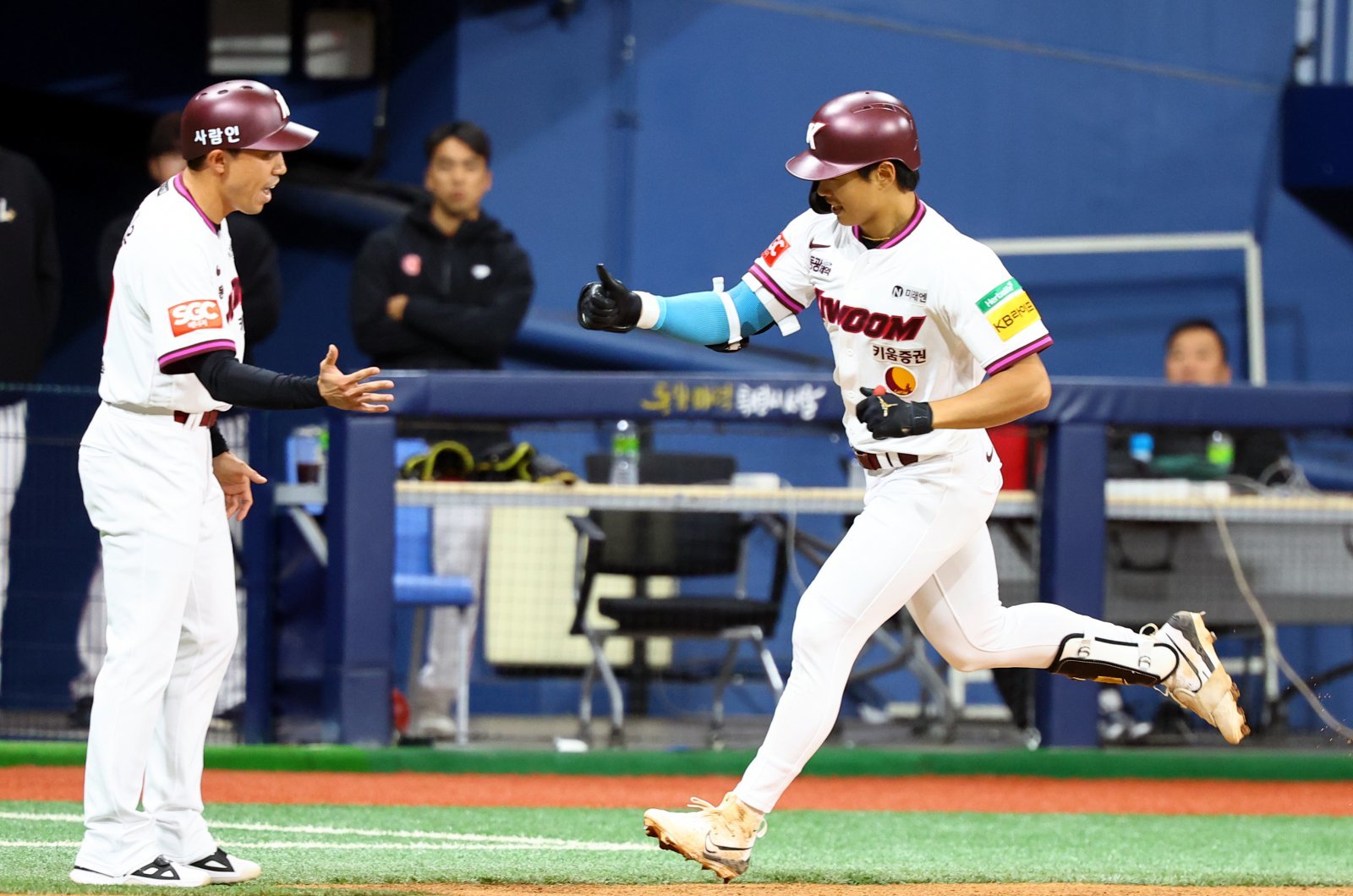 키움 송성문(오른쪽)은 올 겨울 포스팅으로 MLB 도전을 앞두고 있다. 그는 내야 보강이 필요한 애슬레틱스의 관심을 받는 것으로 알려졌다.｜뉴시스
