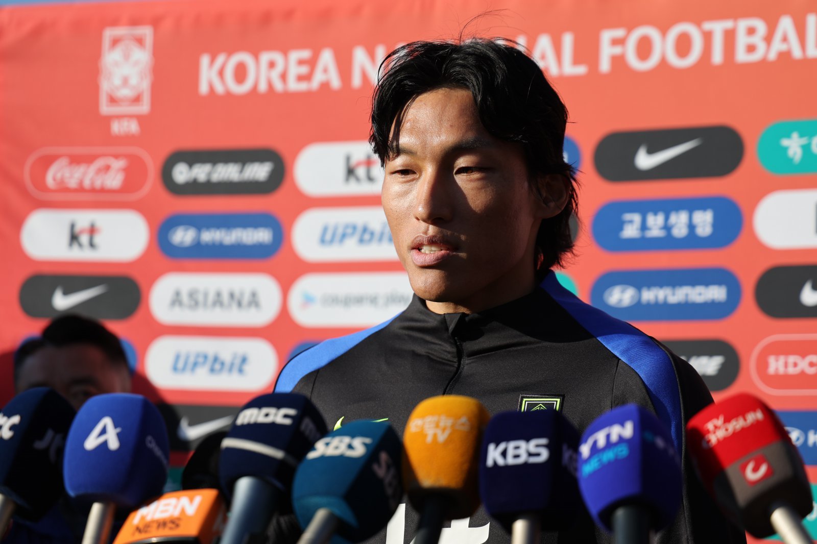 축구국가대표팀 골키퍼 김승규가 10일 천안 대한민국축구종합센터에서 열린 11월 대표팀 소집 훈련에 앞서 취재진과 인터뷰를 하고 있다. 그는 2026북중미월드컵에 나서 개인 4번째 월드컵에 출전하는 게 목표다. 볼리비아(14일·대전월드컵경기장)와 가나(18일·서울월드컵경기장)로 이어지는 11월 국내 평가전을 잘 치르면 목표에 다가설 수 있다. 천안│뉴시스