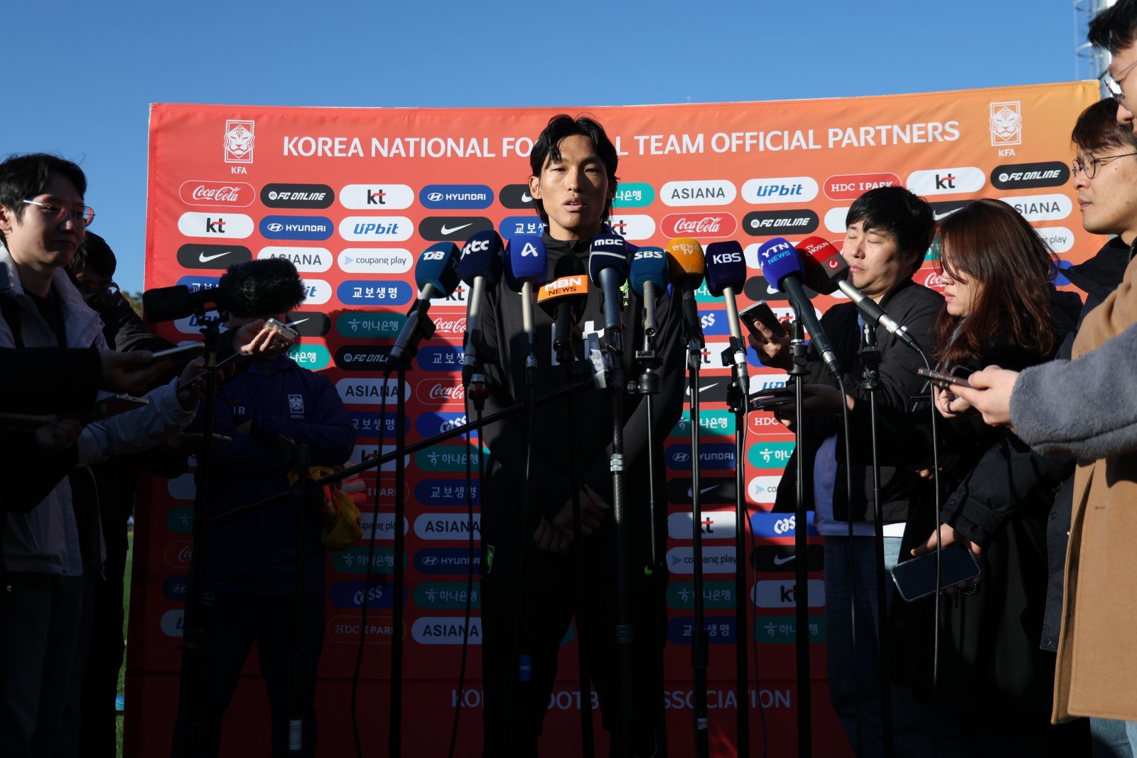 축구국가대표팀 골키퍼 김승규가 10일 천안 대한민국축구종합센터에서 열린 11월 대표팀 소집 훈련에 앞서 취재진과 인터뷰를 하고 있다. 그는 2026북중미월드컵에 나서 개인 4번째 월드컵에 출전하는 게 목표다. 볼리비아(14일·대전월드컵경기장)와 가나(18일·서울월드컵경기장)로 이어지는 11월 국내 평가전을 잘 치르면 목표에 다가설 수 있다. 천안│뉴시스