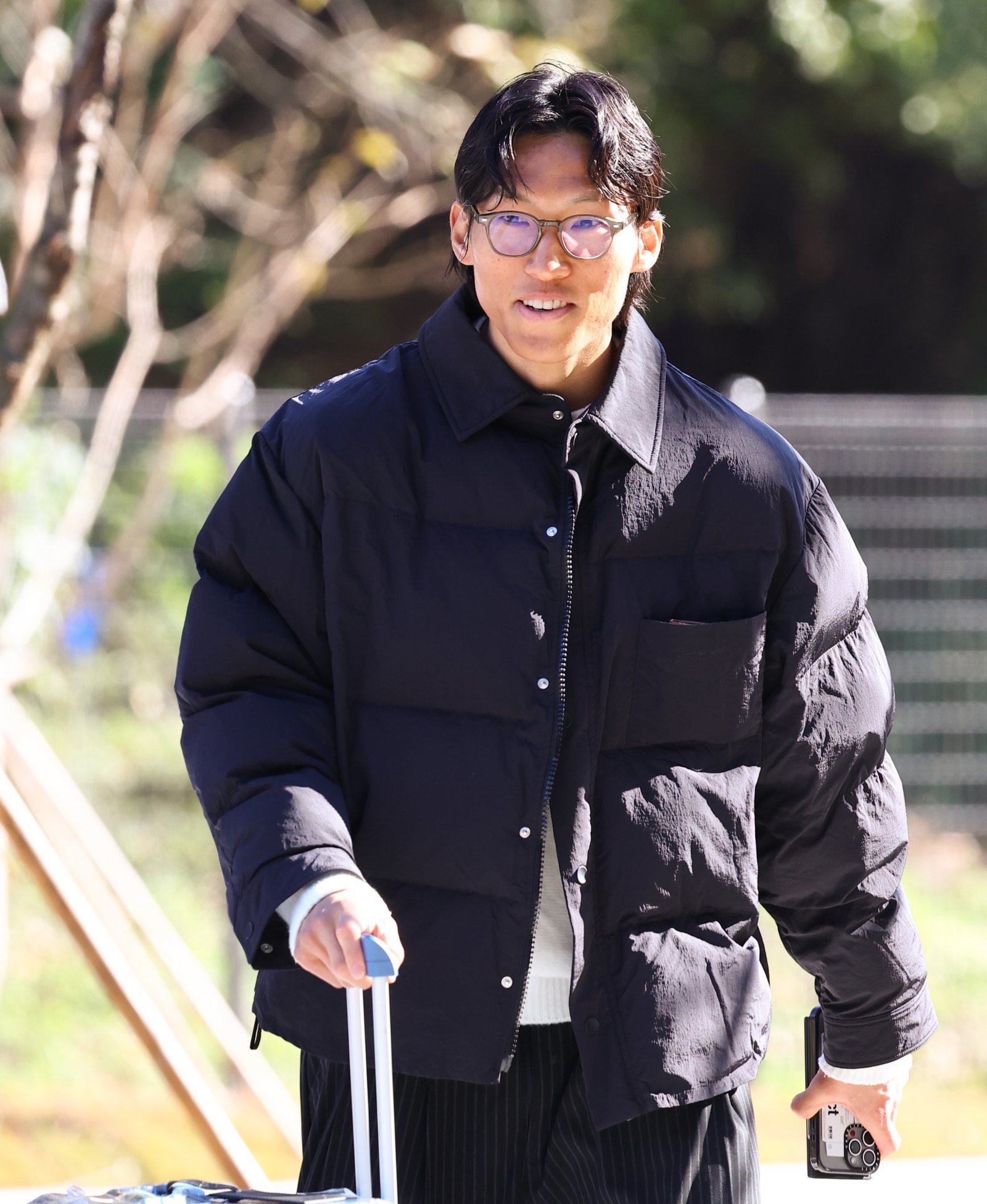 축구국가대표팀 골키퍼 김승규가 10일 천안 대한민국축구종합센터에서 열린 11월 대표팀 소집 훈련에 참가하고자 센터에 입소하고 있다. 그는 2026북중미월드컵에 나서 개인 4번째 월드컵에 출전하는 게 목표다. 볼리비아(14일·대전월드컵경기장)와 가나(18일·서울월드컵경기장)로 이어지는 11월 국내 평가전을 잘 치르면 목표에 다가설 수 있다. 천안│뉴시스