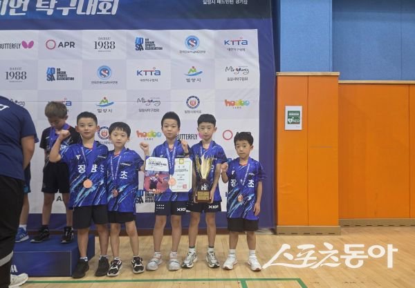포항 장량초 선수들이 ‘제3회 유승민 전 IOC위원배 탁구대회’ U9 남자 단체 공동 3위를 거머쥔 후 기념촬영을 하고 있는 모습. 사진제공ㅣ제3회 유승민 전 IOC 위원배 U12 챔피언탁구대회