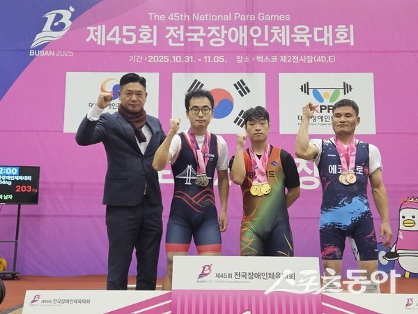 역도 신동민 선수(왼쪽에서 세번째) 가 기념촬영을 하고 있는 모습. 사진제공ㅣ포항시