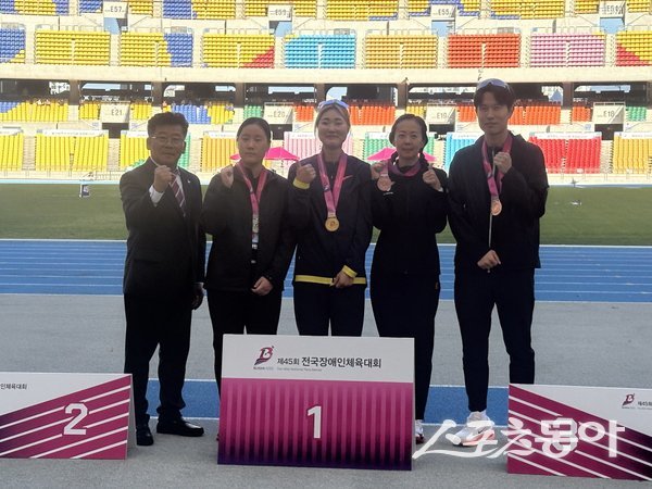 육상 신현진 선수(왼쪽에서 세번째)가 기념촬영을 하고 있는 모습. 사진제공ㅣ포항시
