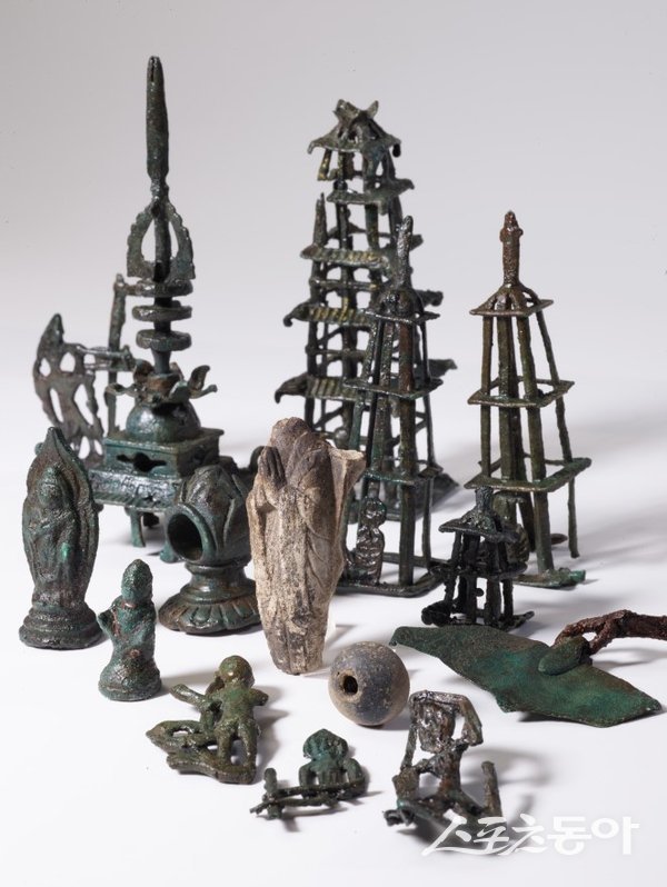 삼성현역사문화관 특별기획전 ‘삼성현(三聖賢)이 건네는 위로’ 고려시대 경산 불굴사 삼층석탑 출토유물. 사진제공ㅣ경산시