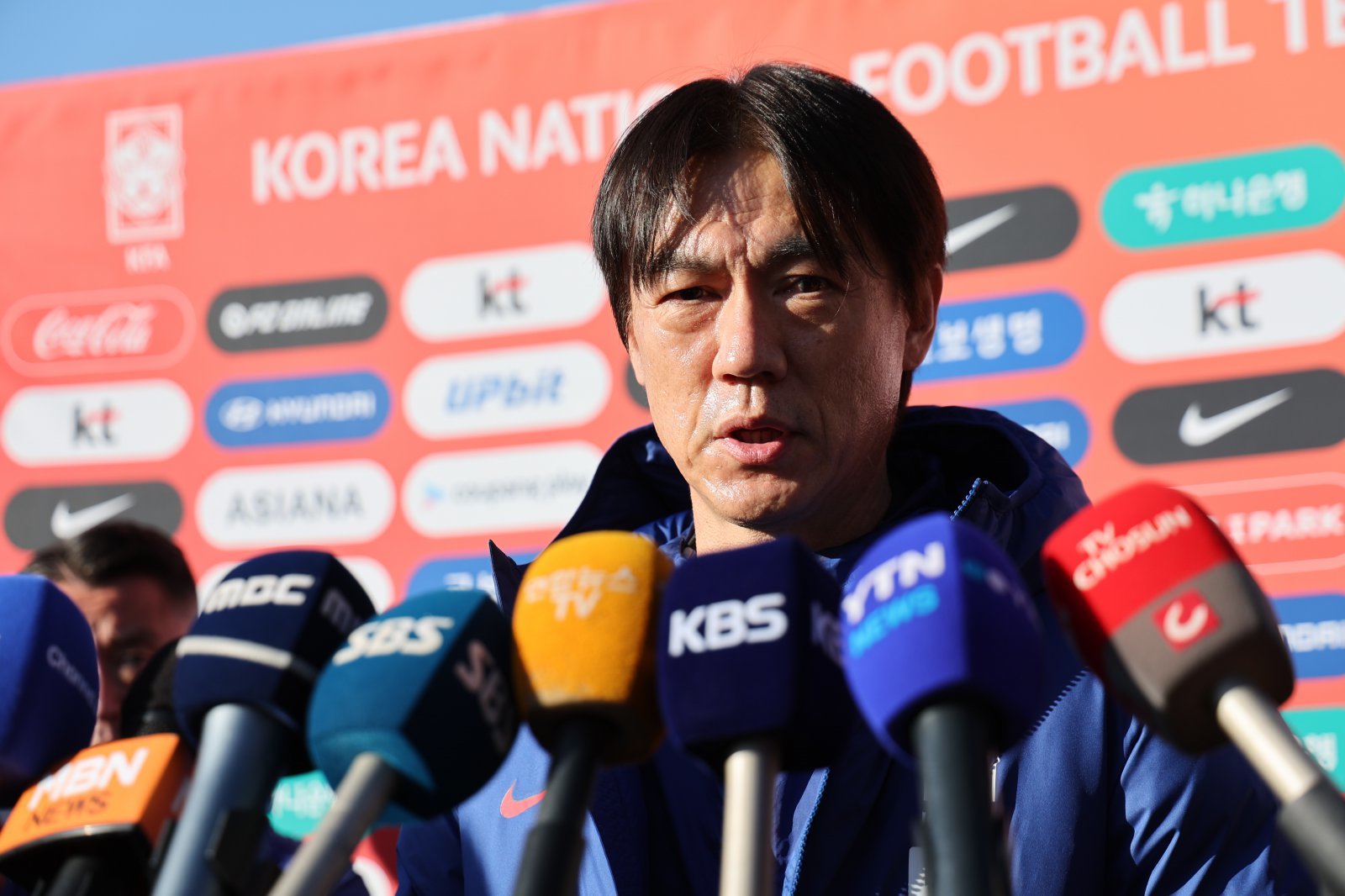 홍명보 축구국가대표팀 감독이 10일 충남 천안 대한민국축구종합센터에서 열린 11월 대표팀 소집 훈련에 앞서 취재진과 인터뷰를 하고 있다. 그는 공중볼 경합과 연계가 강점인 조규성의 대표팀 복귀가 공격진에 큰 보탬이 될 것이라고 봤다. 천안│뉴시스