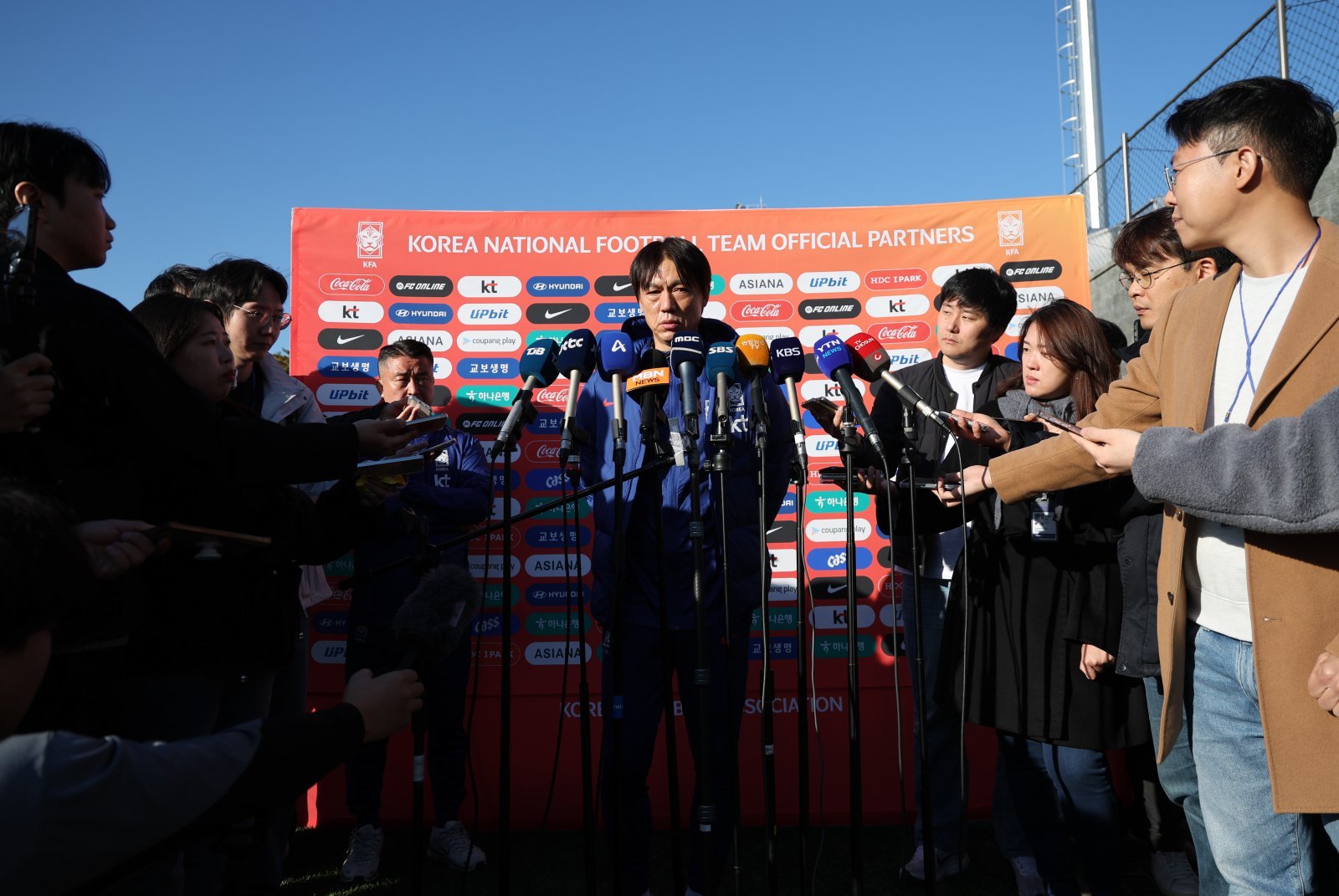 홍명보 축구국가대표팀 감독(가운데)이 10일 충남 천안 대한민국축구종합센터에서 열린 11월 대표팀 소집 훈련에 앞서 취재진과 인터뷰를 하고 있다. 그는 공중볼 경합과 연계가 강점인 조규성의 대표팀 복귀가 공격진에 큰 보탬이 될 것이라고 봤다. 천안│뉴시스