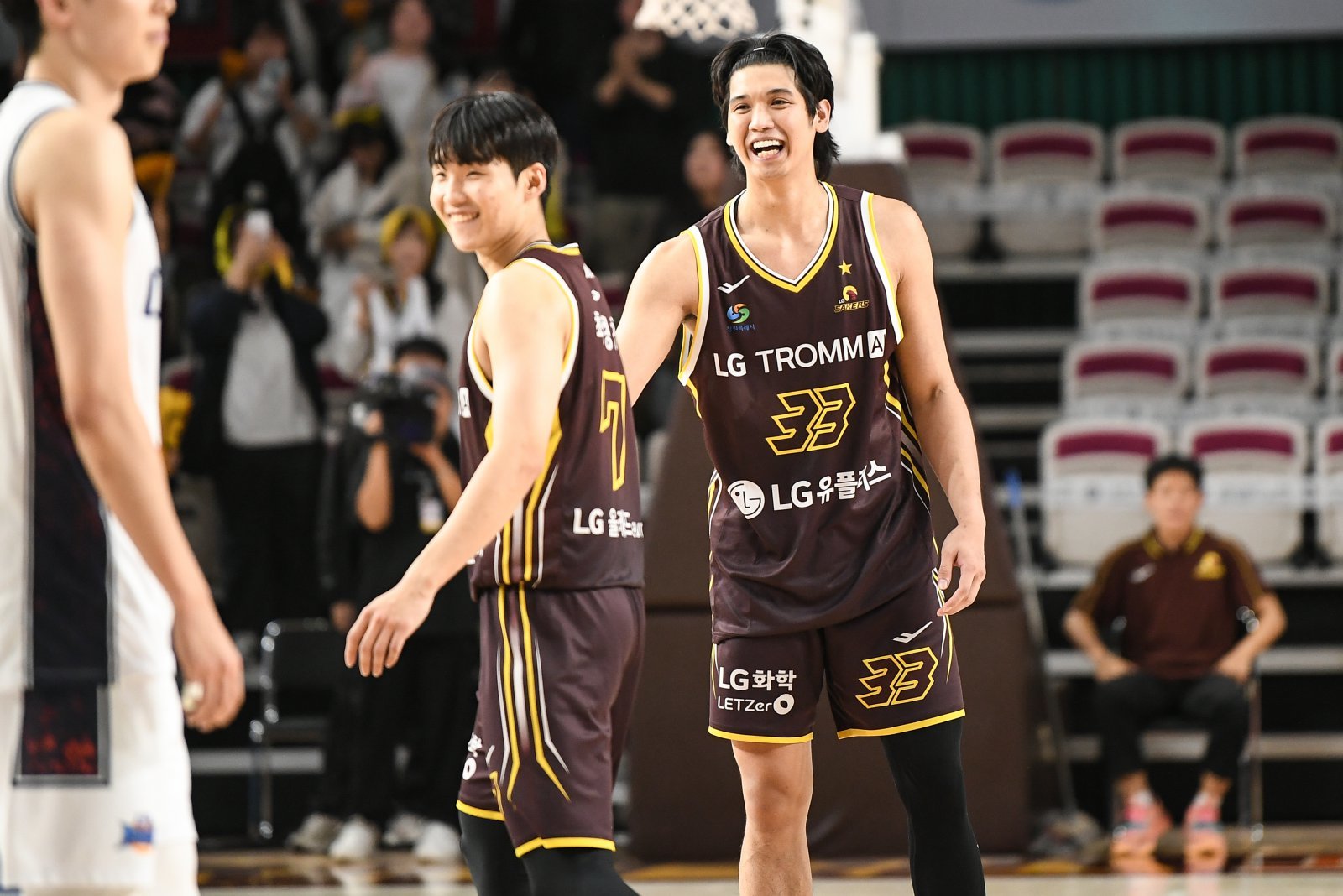 LG 최형찬(왼쪽)은 10일 창원서 열린 KCC와 홈경기서 인생 경기를 펼쳤다. 3점슛 2개를 포함해 12점으로 개인 한 경기 최다 득점 타이 경기를 펼쳤다. 사진제공|KBL