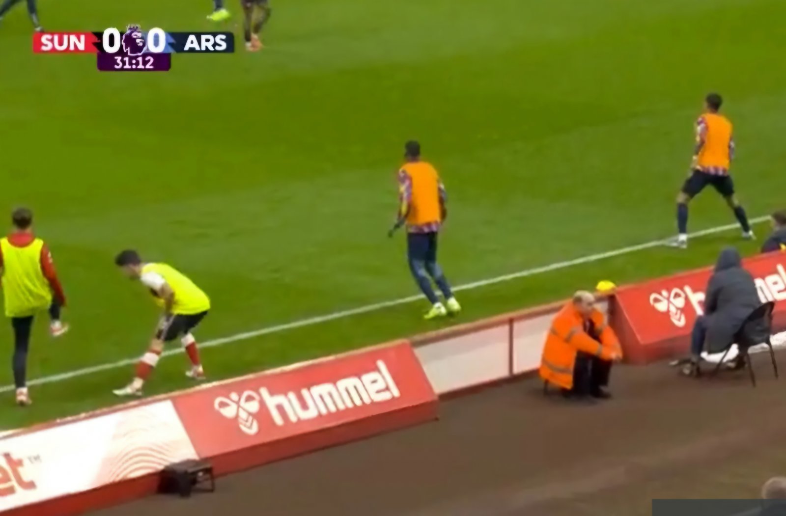 주말 아스널전을 위해 EPL 승격팀 선덜랜드는 홈구장 스타디움 오브 라이트의 광고판을 그라운드 터치라인에 바짝 붙여 눈길을 끌었다. 평소보다 2m 이상 당겨진 광고판으로 인해 아스널은 평소 자랑하는 롱스로인을 거의 시도하지 못했다. 사진출처|EPL 중계화면 캡처