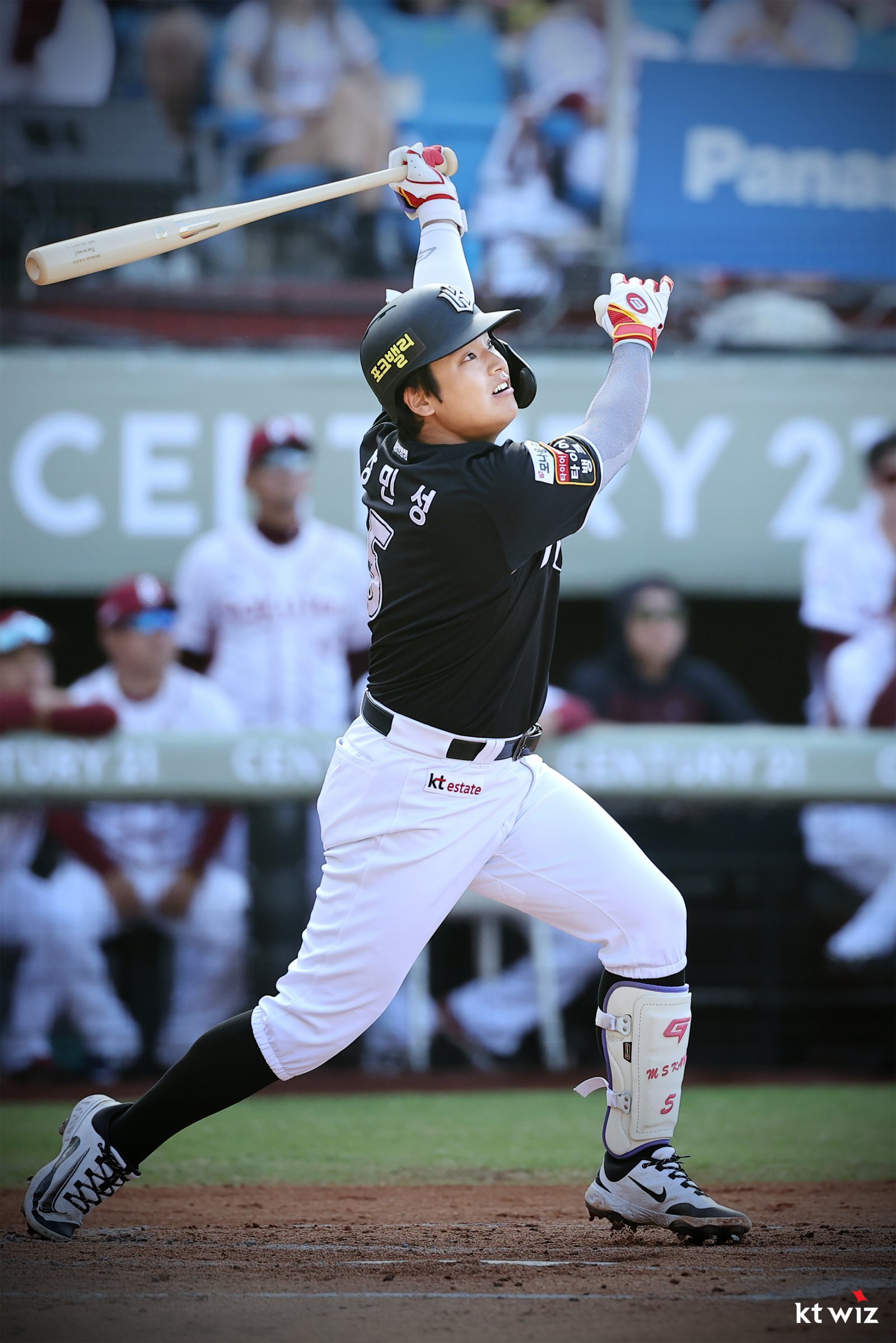 KT 강민성이 9일 라쿠텐 타오위안 야구장에서 열린 ‘2025 타오위안 아시아 프로야구 교류전’ 라쿠텐 몽키스와 경기 도중 희생플라이를 치고 있다. 사진제공|KT 위즈