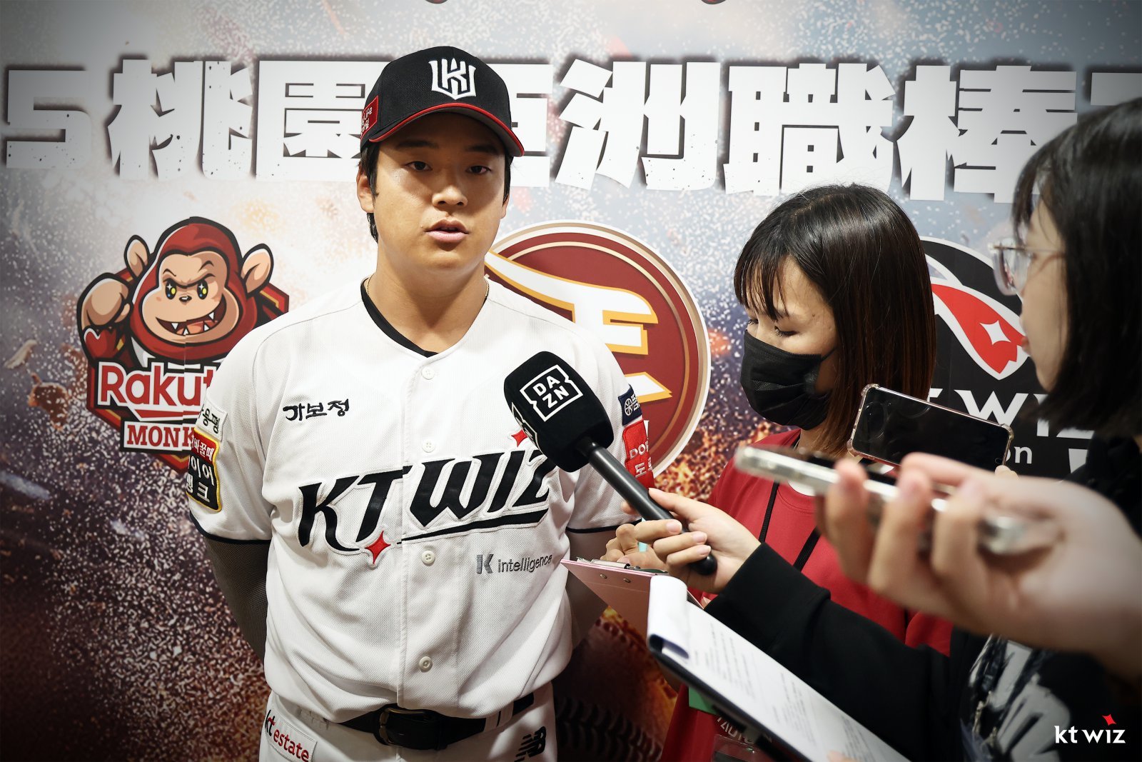 KT 강민성이 7일 라쿠텐 타오위안 야구장에서 열린 ‘2025 타오위안 아시아 프로야구 교류전’ 라쿠텐 골든이글스와 경기를 앞두고 대만 취재진과 인터뷰하고 있다. 사진제공|KT 위즈