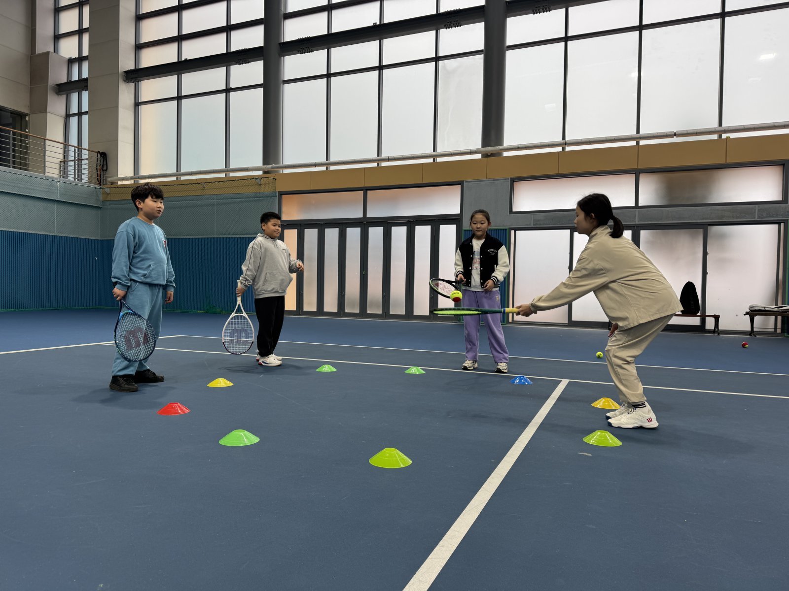 미성년자의 생활 체육 유입은 생활 체육 인구의 전반적 증가로 이어져 국민 건강 증진에 기여할 수 있다. 사진은 미성년자 회원 중심으로 운영 중인 춘천스포츠테니스클럽의 훈련 장면. 사진제공│춘천스포츠테니스클럽