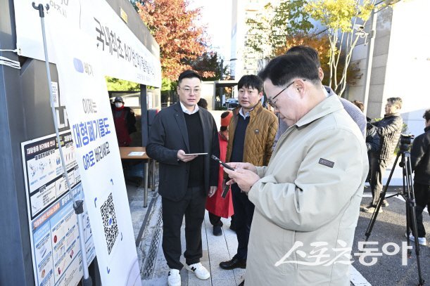 강수현 양주시장은 10일 “인공지능(AI) 기반 큐알(QR) 대형폐기물 배출서비스를 점검하고 있다. 사진제공ㅣ양주시