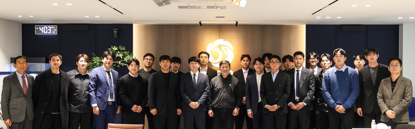 KBO와 한국프로야구선수협회가 10일 KBO에서 간담회를 가졌다. 양현종 선수협회장을 포함한 선수 21명과 허구연 KBO 총재, 박근찬 KBO 사무총장 등이 ABS 등 현안과 관련해 의견을 나눈 자리로 선수협 창립 이후 처음으로 KBO와 가진 공식 회의였다. 사진제공|KBO