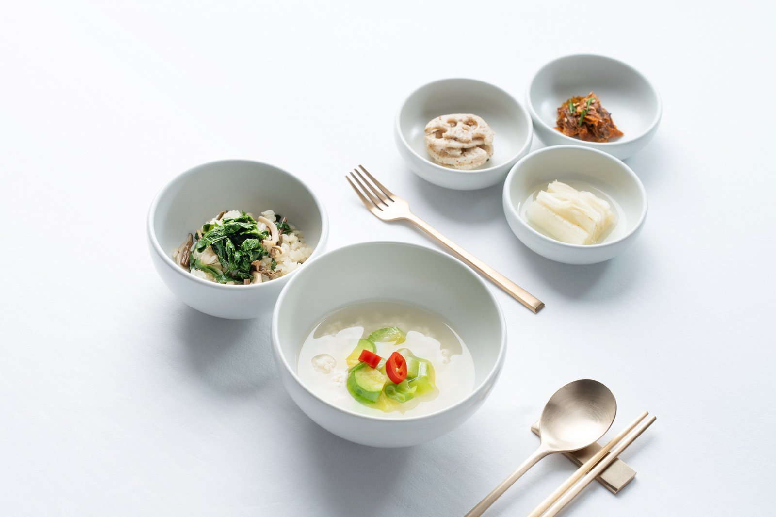 곤달비나물 비빔밥과 순두부탕 기본찬 3종