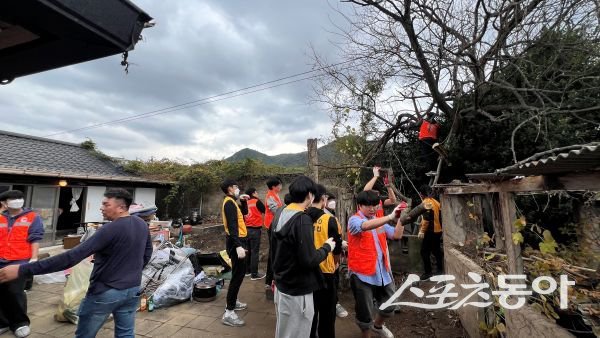 경주3040희망사다리클럽 회원들과 문화고 학생들이 지난 8일 주거환경개선 봉사를 실시하고 있는 모습. 사진제공ㅣ정다원 기자