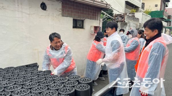 배진석 경북도의회 부의장(왼쪽)이 지난 8일 문화고 학생들과 연탄 봉사를 하고 있는 모습. 사진제공ㅣ정다원 기자