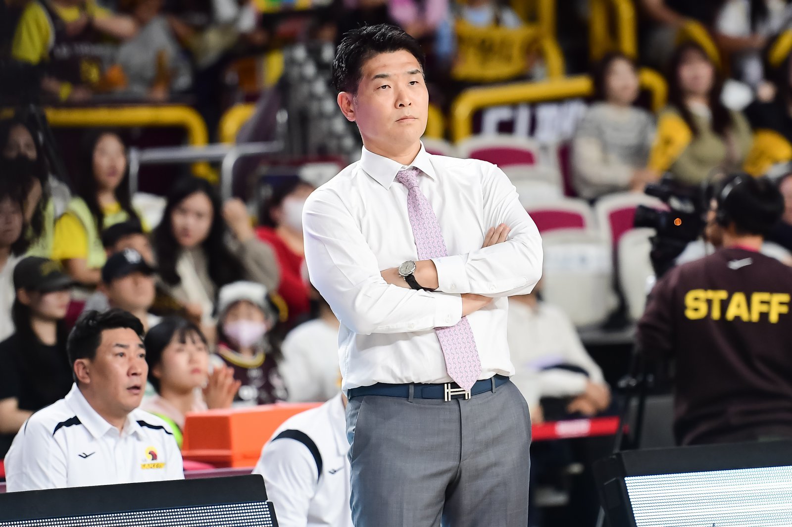 조상현 LG 감독은 엔트리에 포함된 선수 12명의 활용폭을 극대화하는 사령탑이다. 10일 창원체육관에서 열린 부산 KCC전에선 유기상의 부상 공백을 메우기 위해 투입한 최형찬이 12점을 올리며 팀을 구했다. 조 감독이 KCC전에서 코트를 응시하고 있다. 사진제공|KBL