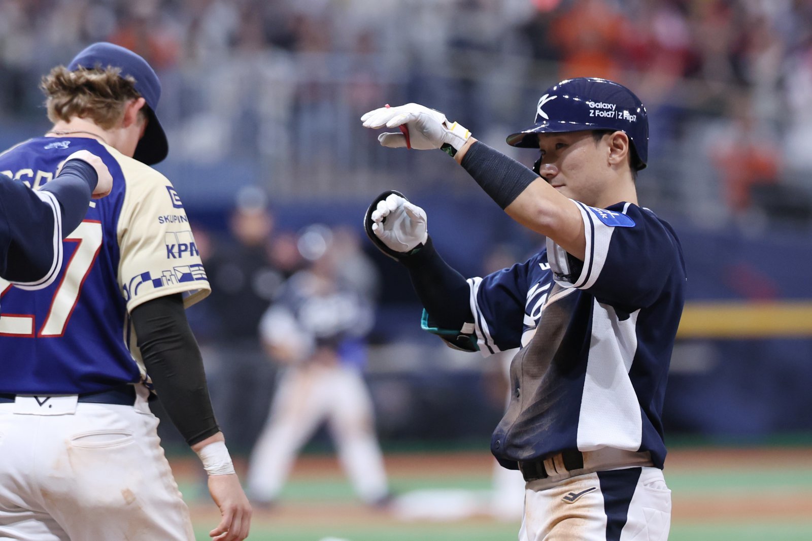 LG 신민재(오른쪽)는 대주자로 1군 생활을 시작해 몇 년 사이 리그 최고 2루수로 도약했다. 그는 WBC 출전을 꿈꾸며 자신에게 온 기회를 어떻게든 살리려고 한다.｜뉴시스