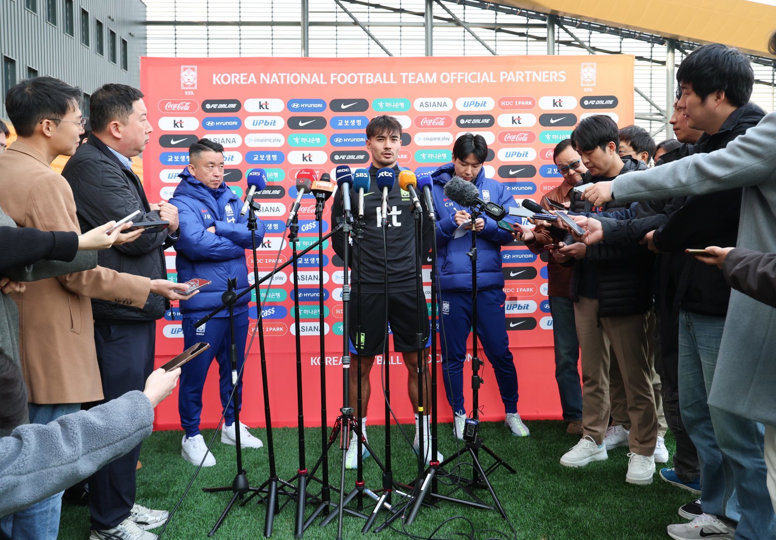 축구국가대표팀 미드필더 옌스 카스트로프(가운데)가 11일 충남 천안 대한민국축구종합센터에서 열린 11월 대표팀 소집 훈련에 앞서 취재진과 인터뷰를 하고 있다. 카스트로프는 플레이 스타일을 유지하면서 퇴장을 줄이겠다고 다짐했다. 궁극적으론 대표팀 주전 자리를 따내는 게 목표다. 천안│뉴시스