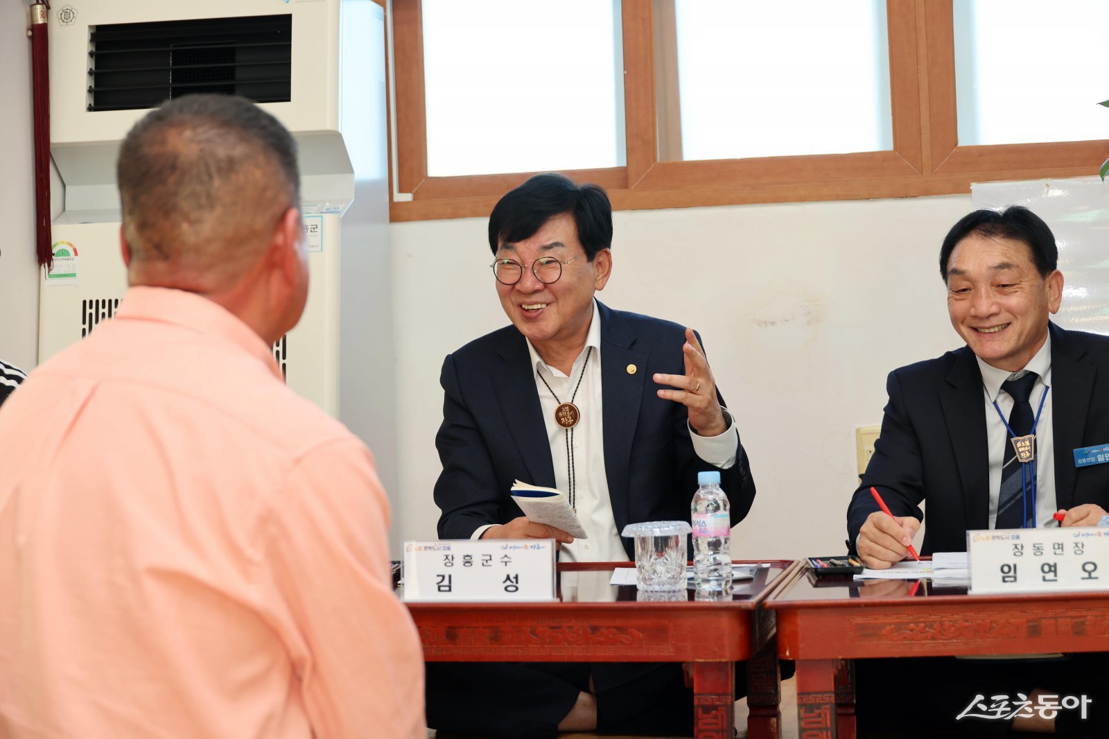 김성 장흥군수가 지난 10일 장평면과 장동면을 방문해 ‘2025년 하반기 군민과의 대화’에서 군민들과 소통하고 있다. 사진제공=장흥군