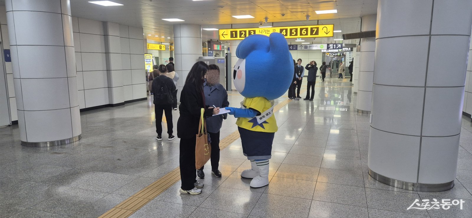 ‘KTX-이음 소사역 정차 요구를 위해 시민들에게 서명운동 참여를 안내하는 모습. 사진제공|부천시