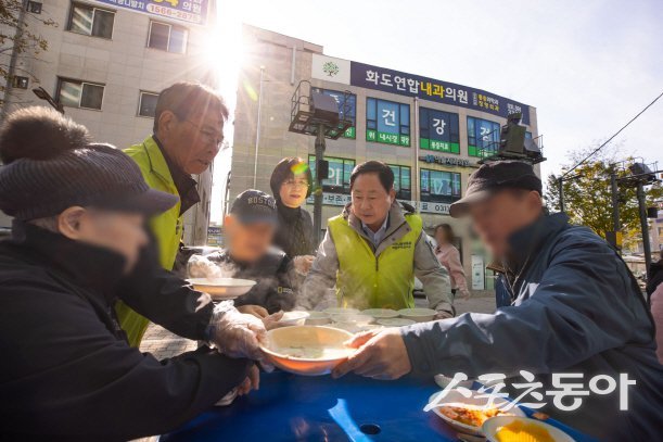 주광덕 시장(오른쪽 두번째)은 11일 화도읍 마석장터광장에서 지역 어르신에서 음식 배달하고 있다. 사진제공ㅣ남양주시