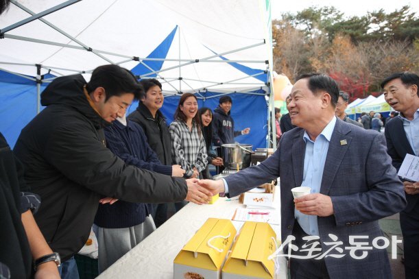 행사장 부스를 돌며 청년 농업인을 격려하는 주광덕 시장. 사진제공ㅣ남양주시 