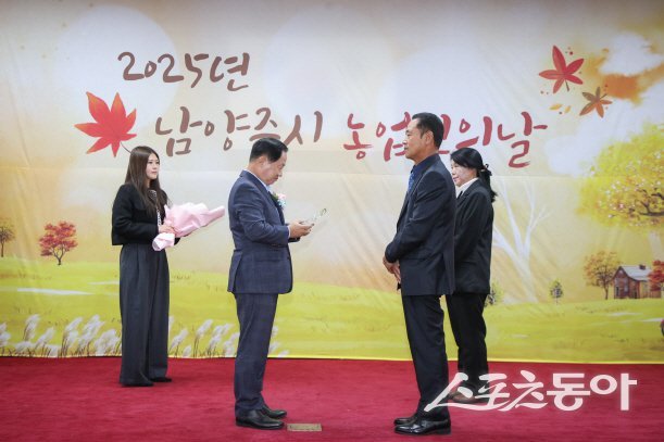 주광덕 시장(윈쪽 두번째)이 11일 농업인에게 ‘제17회 남양주시 농업인대상’을 시상하고 있다. 사진제공ㅣ남양주시 