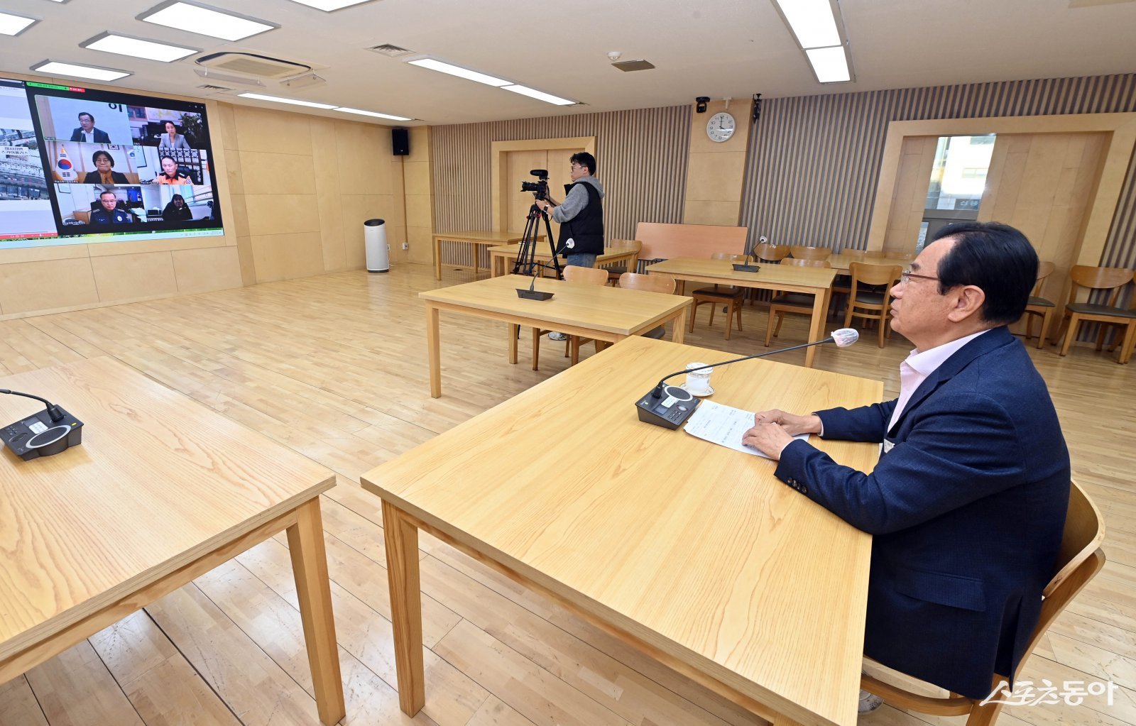 이현재 하남시장은 지난 10일 시청 상황실에서 박성갑 하남경찰서장, 조천묵 하남소방서장, 오성애 광주하남교육지원청 교육장 등과 함께 ‘실시간 민원 협력 화상회의’를 개최했다. 사진제공|하남시