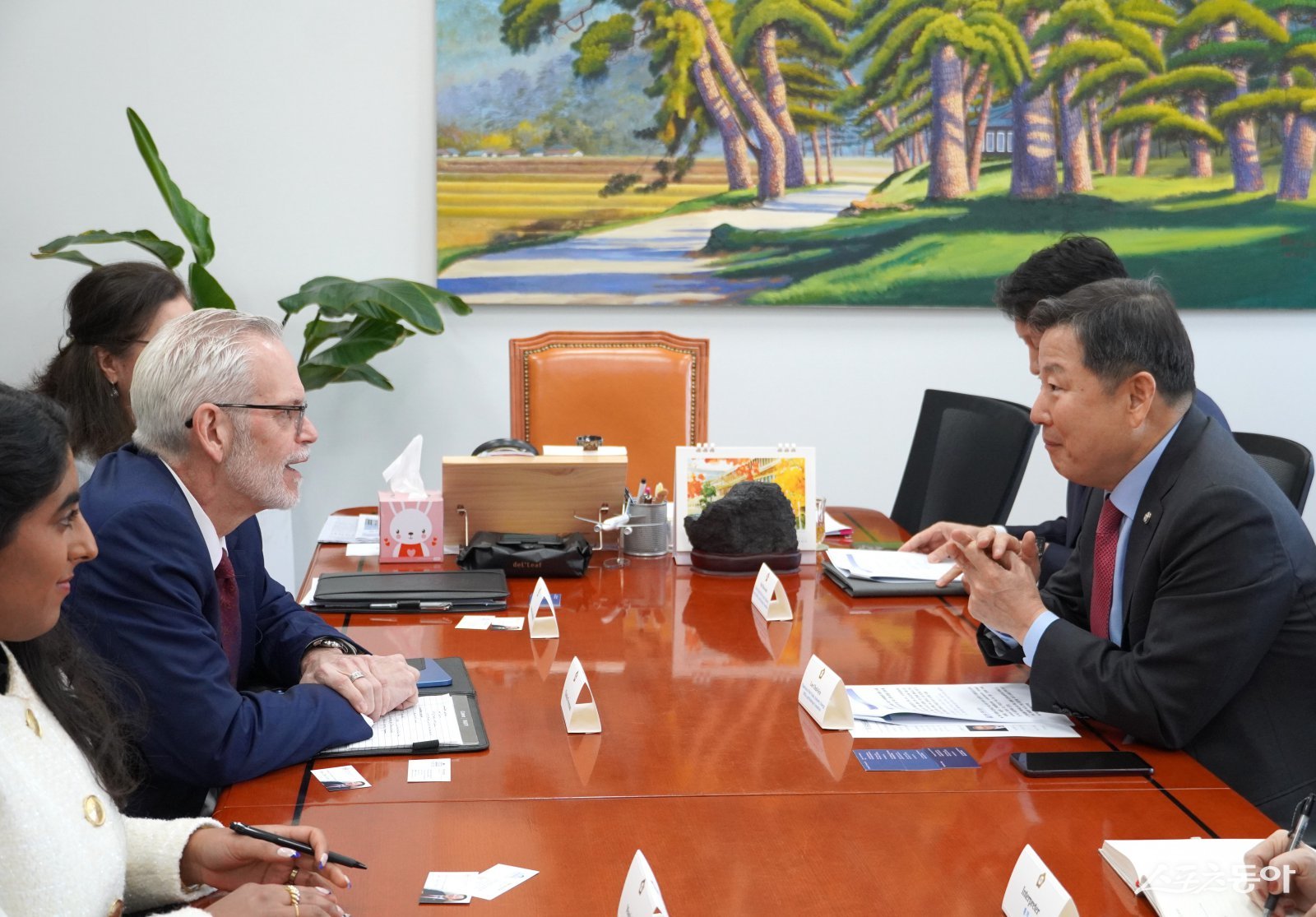 국회 산업통상자원중소벤처기업위원회(이하 산자중기위원회) 이철규 위원장(국민의힘, 강원 동해·태백·삼척·정선)은 지난 11일 오전 국회에서 미 상공회의소 방한단을 접견하고 한미 양국의 교류와 협력 방안을 논의했다. 사진제공|이철규 의원