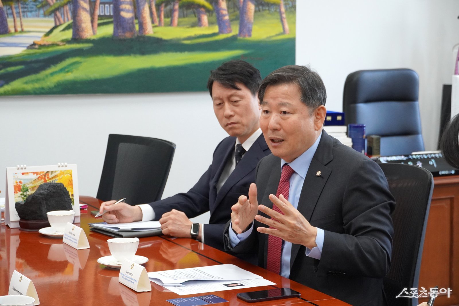 국회 산업통상자원중소벤처기업위원회(이하 산자중기위원회) 이철규 위원장(국민의힘, 강원 동해·태백·삼척·정선)은 지난 11일 오전 국회에서 미 상공회의소 방한단을 접견하고 한미 양국의 교류와 협력 방안을 논의했다. 사진제공|이철규 의원