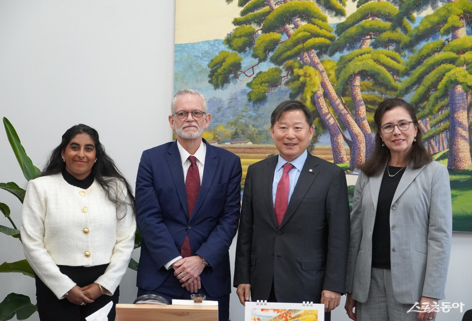 국회 산업통상자원중소벤처기업위원회(이하 산자중기위원회) 이철규 위원장(국민의힘, 강원 동해·태백·삼척·정선)은 지난 11일 오전 국회에서 미 상공회의소 방한단을 접견하고 한미 양국의 교류와 협력 방안을 논의했다. 사진제공|이철규 의원
