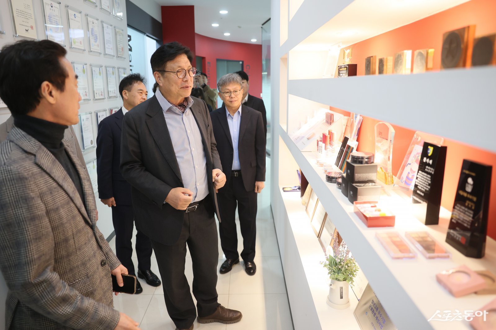 도성훈 인천광역시교육감은 지난 10일, K-뷰티 산업의 핵심 기업인 ㈜레이덱스를 방문해 첨단 화장품 자동화 설비 기술을 점검하고, 지역 산업 발전과 미래 인재 육성 방안을 논의했다. 사진제공|인천교육청