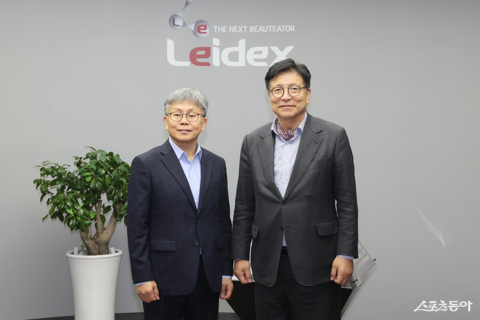 도성훈 인천광역시교육감은 지난 10일, K-뷰티 산업의 핵심 기업인 ㈜레이덱스를 방문해 첨단 화장품 자동화 설비 기술을 점검하고, 지역 산업 발전과 미래 인재 육성 방안을 논의했다(오른쪽 도성훈 교육감). 사진제공|인천교육청