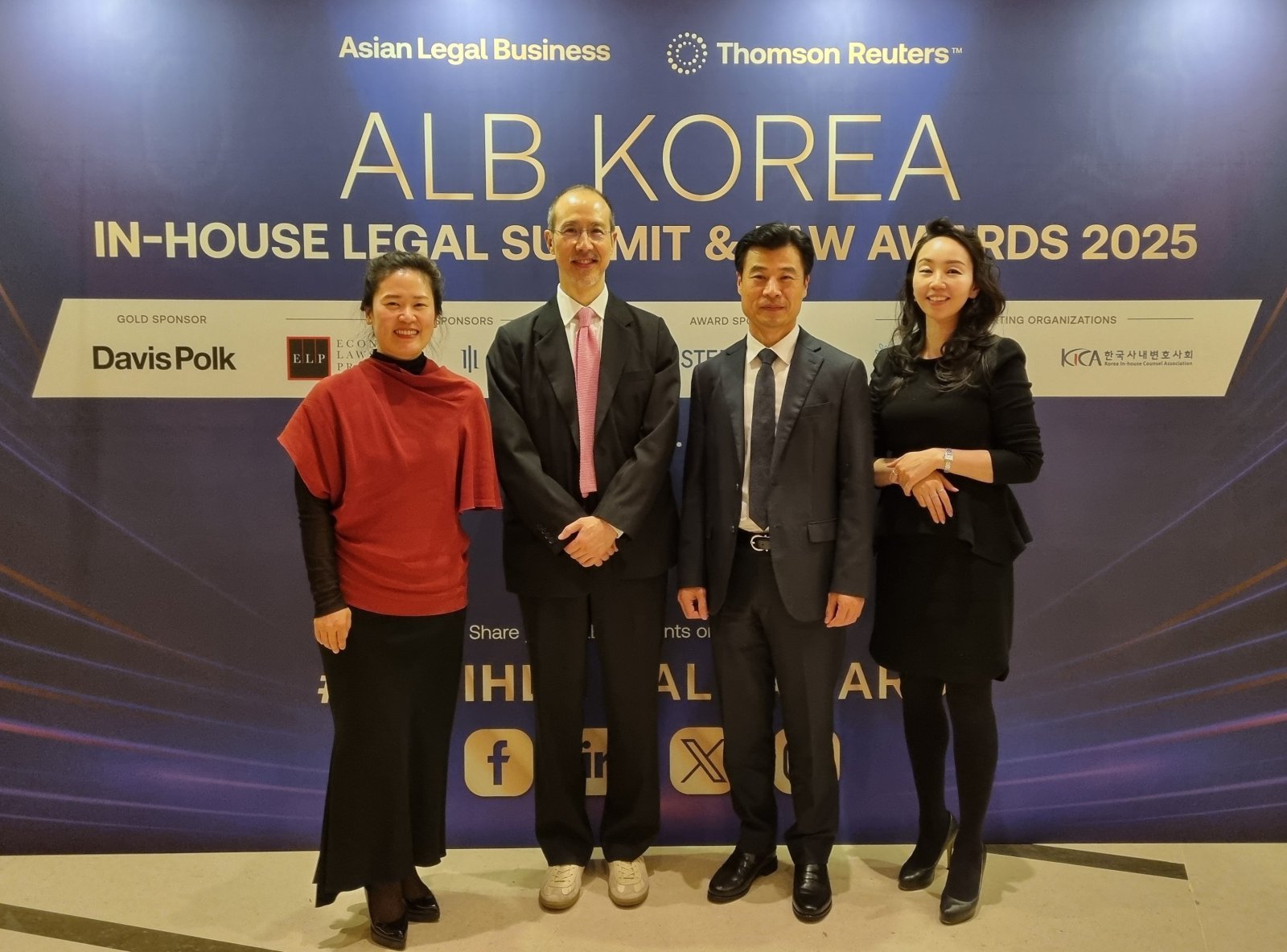 GS건설이 ALB 한국법률대상에서 수상 후 기념사진을 촬영하고 있다. 사진제공 | GS건설