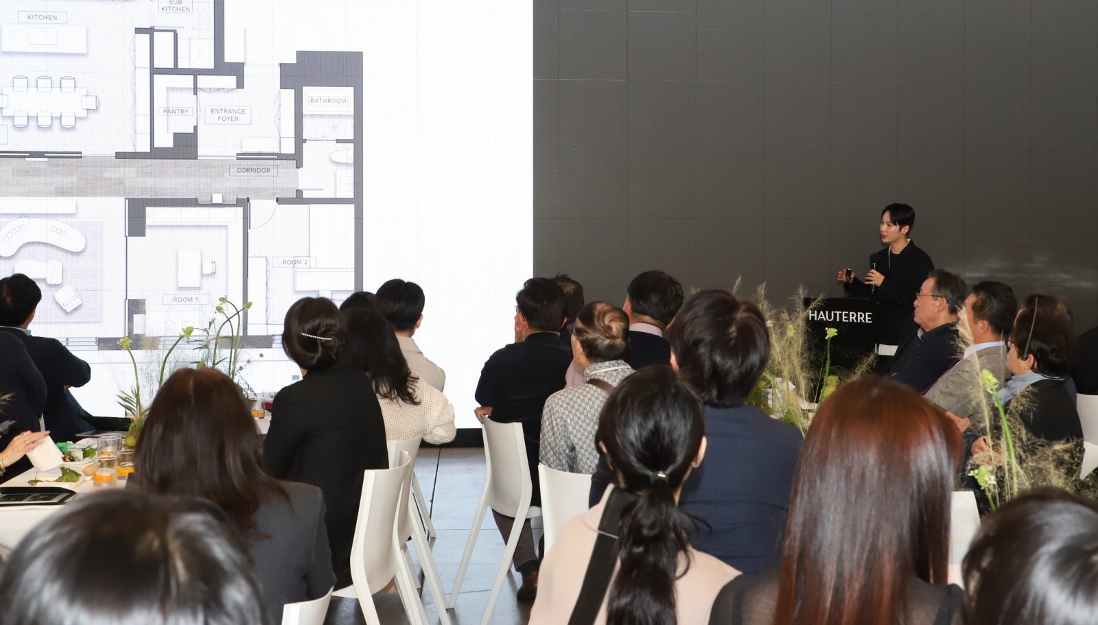 런칭행사에서 ‘아틀리에 에디션’ PT를 하는 양태오 작가. 사진제공 |포스코이앤씨