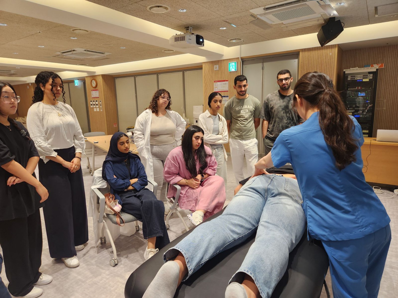 자생한방병원에서 침 치료(위) 및 추나요법을 배우고 있는 해외 의대생들. 사진제공|자생한방병원