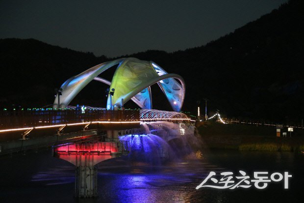 상주시 경천섬 범월교에 설치된 경관분수. 사진제공ㅣ상주시