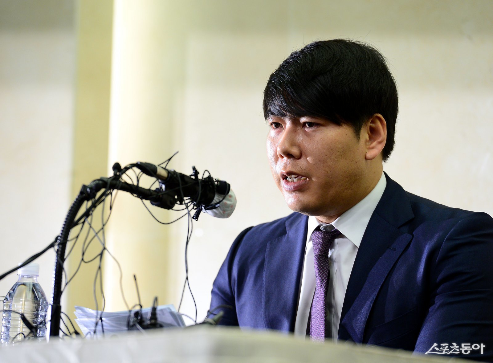 KBO리그 복귀를 추진 중인 전 메이저리거 강정호가 23일 오후 서울 스탠포드호텔 서울에서 공식 사과 기자회견을 가졌다. 강정호가 과거 음주 운전 전력에 대해 사과하고 있다. 김민성 기자 marineboy@donga.com