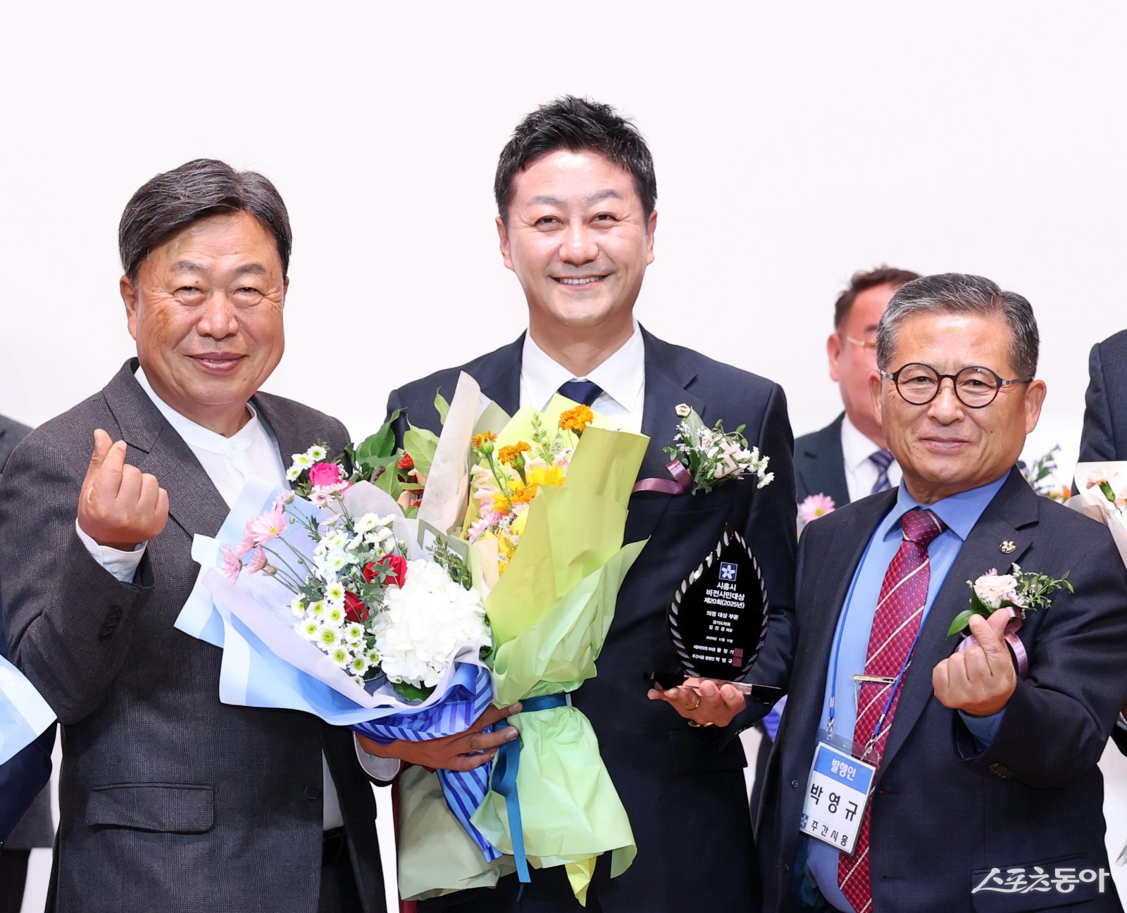 김진경 경기도의회 의장(더불어민주당, 시흥3)은 지난 11일 오후 시흥시청 늠내홀에서 열린 ‘제20회 시흥비전시민대상 시상식’에서 우수 의정대상을 수상했다(가운데 김진경 의장). 사진제공|경기도의회