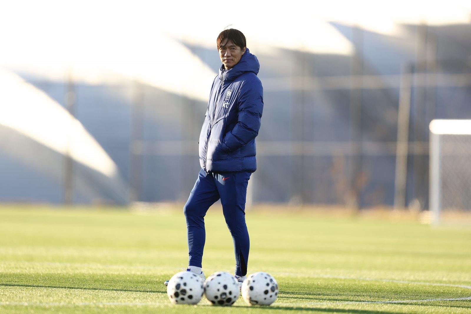 축구국가대표팀 홍명보 감독이 10일 대한민국축구종합센터에서 대표팀 훈련 도중 그라운드에 서있다. 대표팀은 14일 대전에서 볼리비아, 18일 서울에서 가나를 잇달아 상대한다. 사진제공|대한축구협회