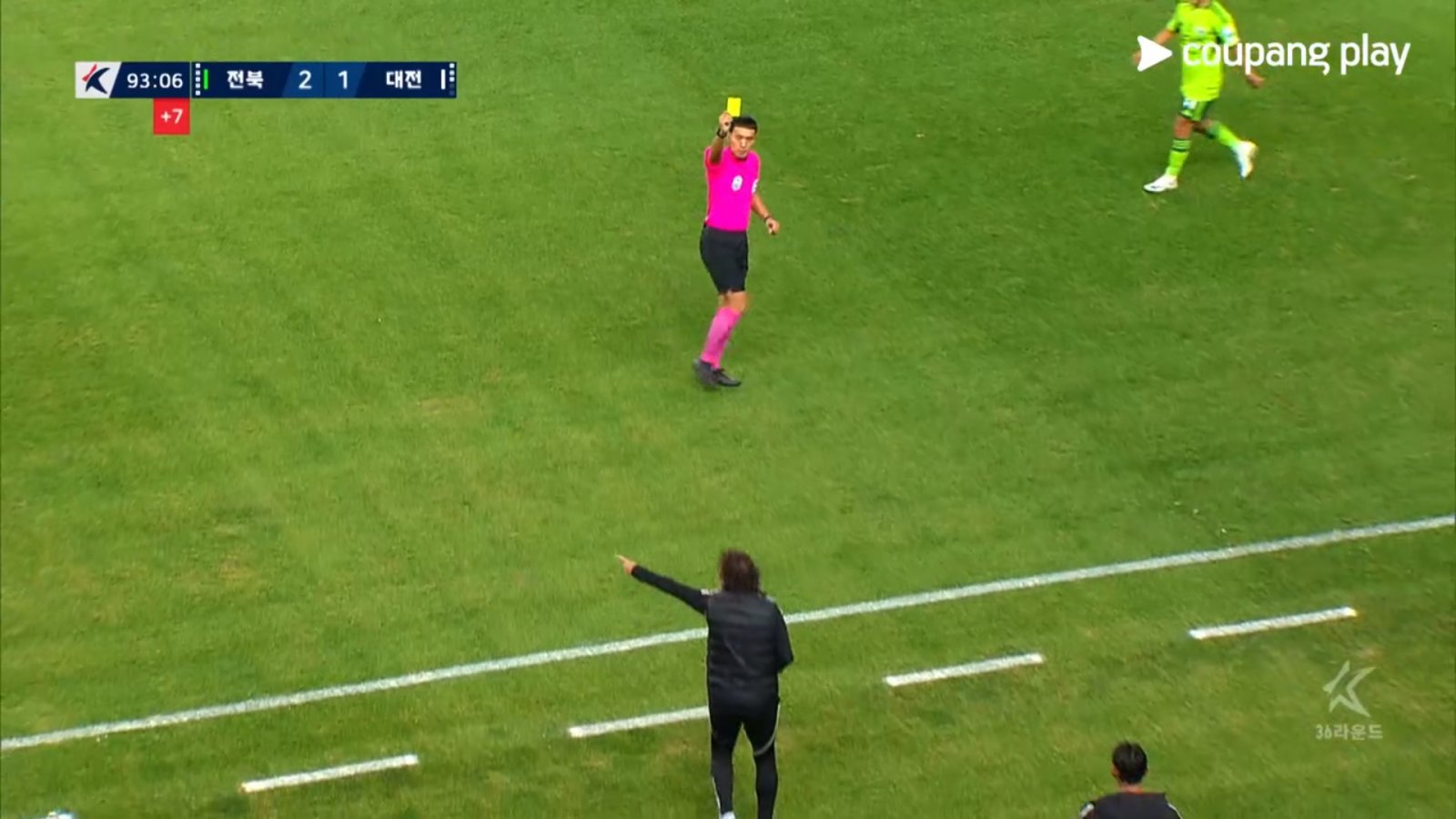 전북 타리코 코치가 8일 전주월드컵경기장에서 열린 대전하나와 K리그1 36라운드 홈경기 도중 판정에 항의하다 김우성 주심으로부터 옐로카드를 받고 있다. 사진출처|쿠팡플레이 중계화면 캡처