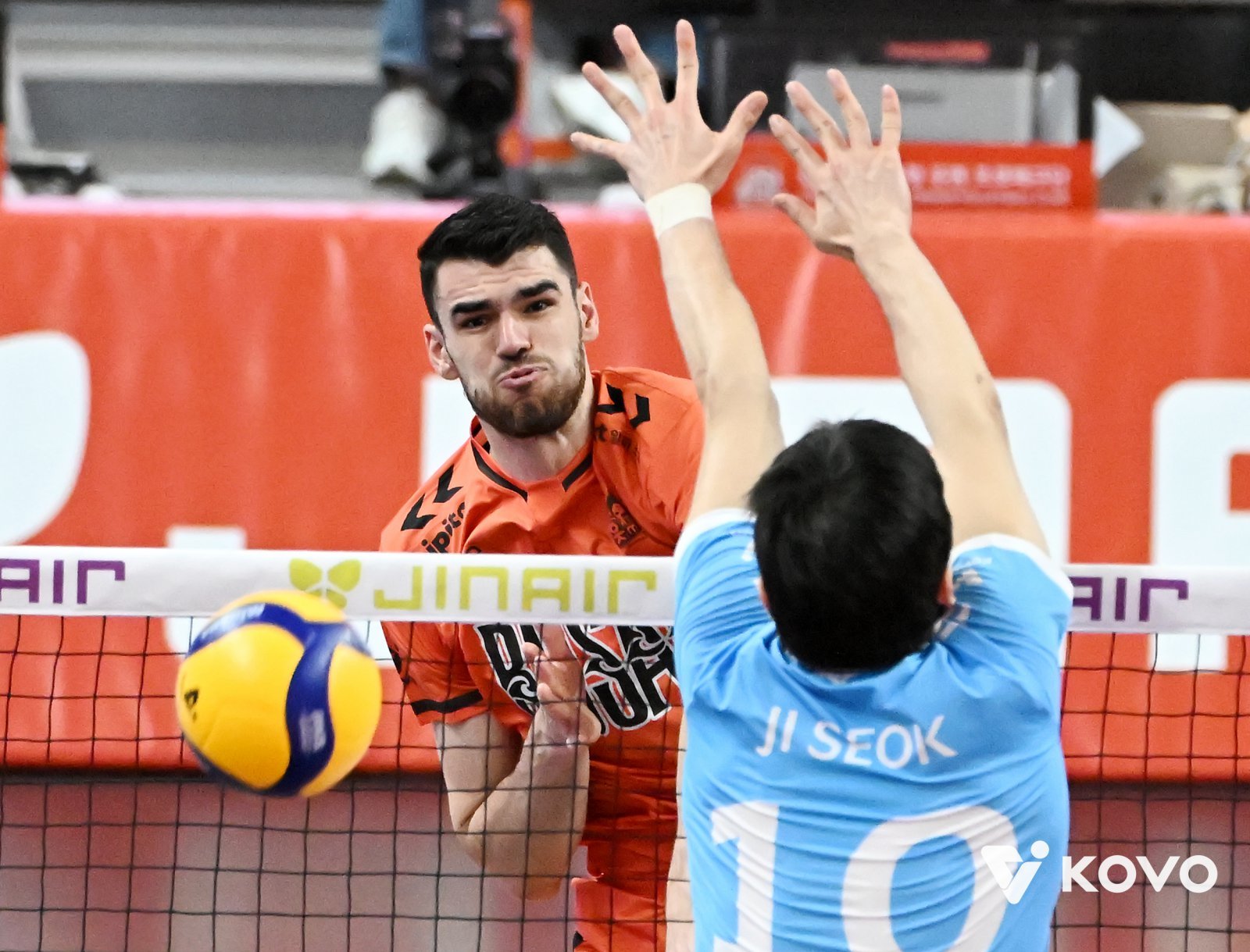 OK저축은행 디미트로프(뒤)는 12일 현재 V리그 남자부 7개 구단 외국인 선수 중 가장 낮은 오픈 공격 성공률(35.64%)을 기록하고 있다. 그가 오픈 토스를 제대로 처리해줘야 팀이 살 수 있다. 사진제공│KOVO