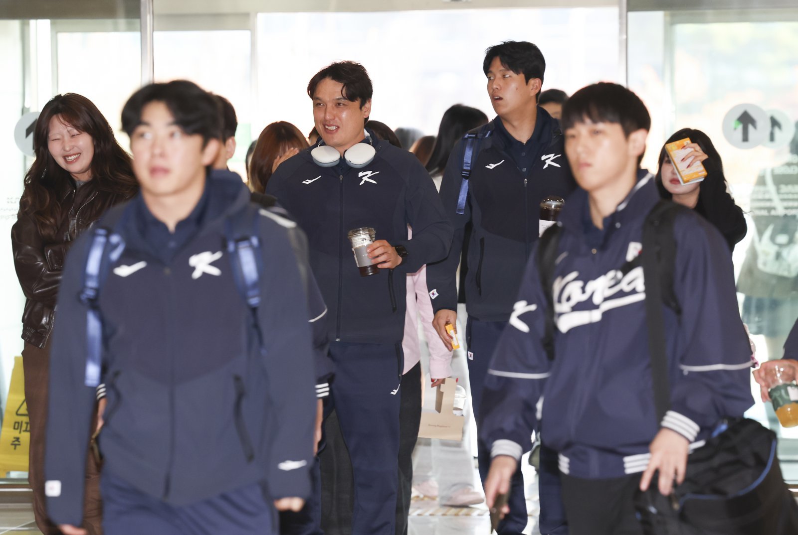 한국야구대표팀은 12일 김포국제공항에서 ‘K-베이스볼 시리즈’가 열릴 일본 도쿄로 출국했다. 그는 출국 전 15, 16일에 열릴 한일전의 필승 각오를 전했다. 김포국제공항|뉴시스