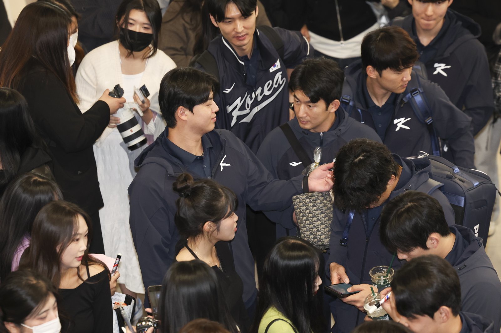 한국야구대표팀은 12일 김포국제공항에서 ‘K-베이스볼 시리즈’가 열릴 일본 도쿄로 출국했다. 그는 출국 전 15, 16일에 열릴 한일전의 필승 각오를 전했다. 김포국제공항|뉴시스