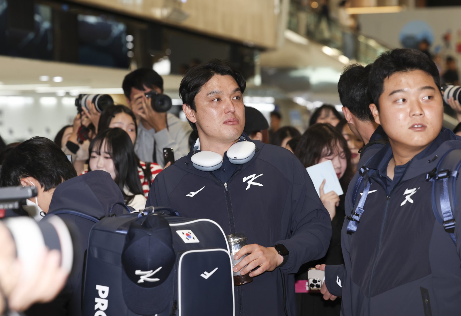 한국야구대표팀은 12일 김포국제공항에서 ‘K-베이스볼 시리즈’가 열릴 일본 도쿄로 출국했다. 그는 출국 전 15, 16일에 열릴 한일전의 필승 각오를 전했다. 김포국제공항|뉴시스