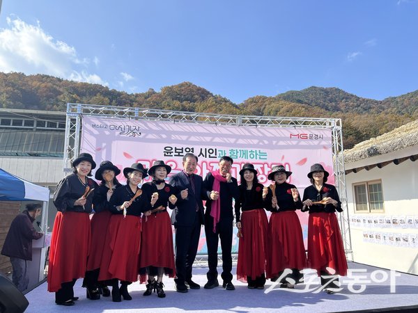문경시가 지난 9일 가은아자개장터에서팸투어 행사를 실시한 후 기념촬영을 하고 있는 모습. 사진제공ㅣ문경시