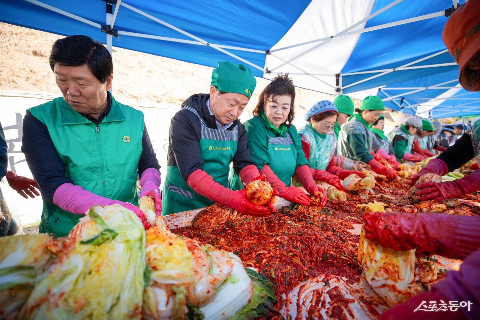 주광덕 시장(윈쪽 두번째)은 11일 마을공동회관에서 남양주시새마을회 주관으로 ‘사랑의 김장 나누기’를 하고 있다. 사진제공ㅣ남양주시